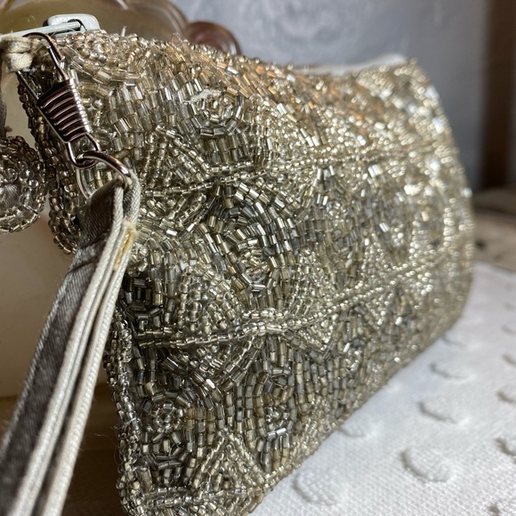 Vintage AMANDA SMITH Silver Beaded Clutch Wristlet - Picture 4 of 16